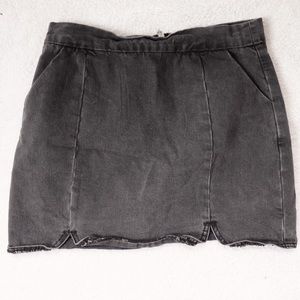 A black skirt with zipper in the back